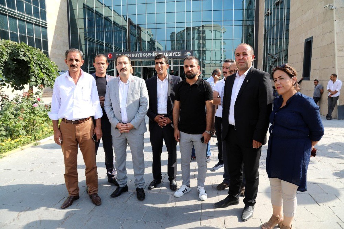 İşten çıkarılan şehit ailelerinden kayyum kararına destek