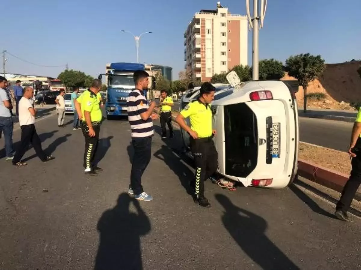 Kamyonetle hafif ticari araç çarpıştı: 2 yaralı