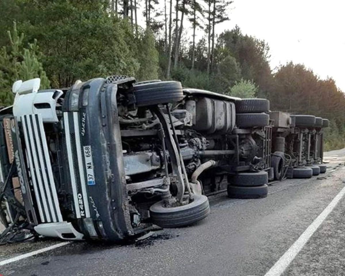 Kastamonu tır devrildi: 1 yaralı
