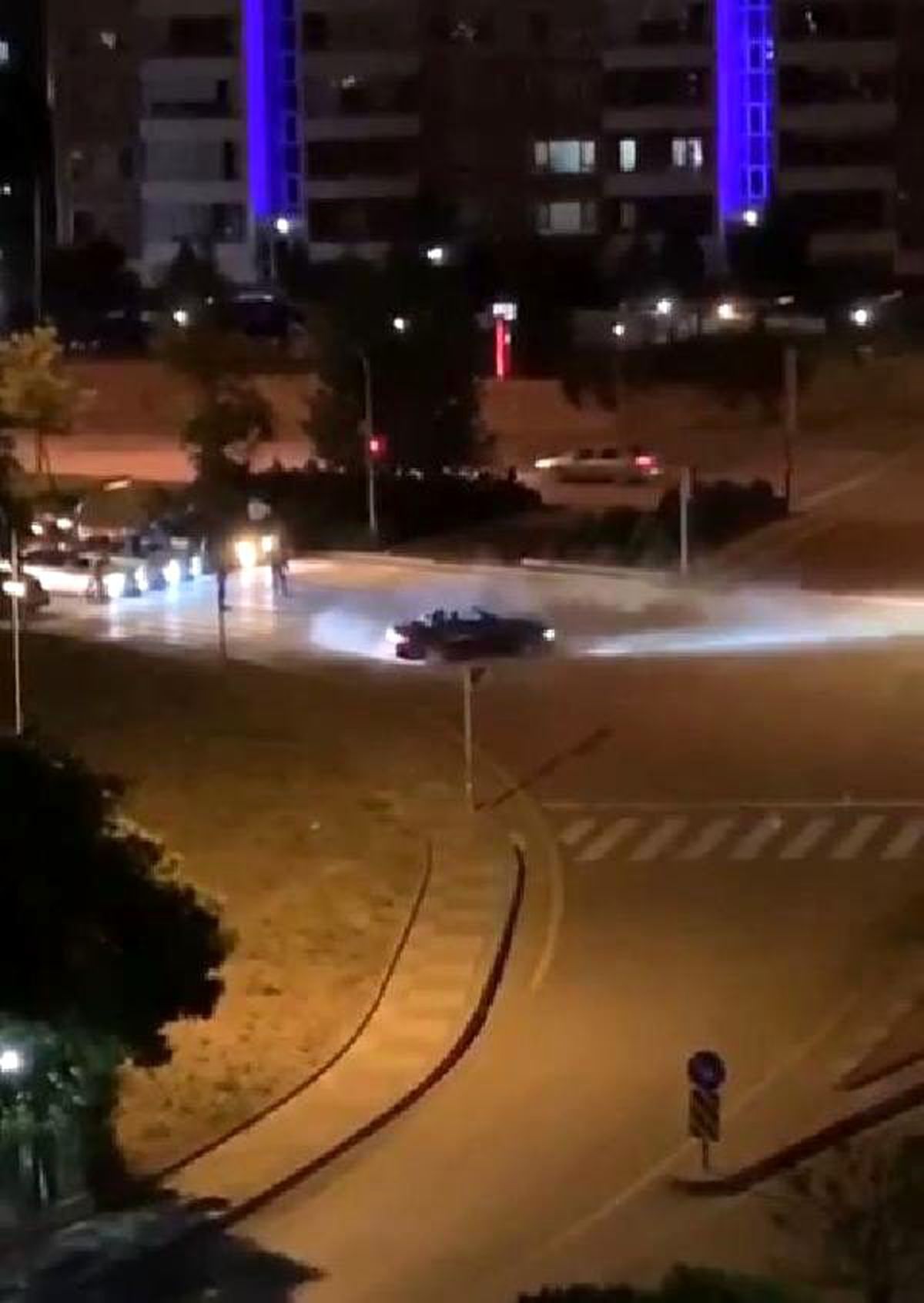 Kavşakta \'drift\' yapan iki sürücü kamerada