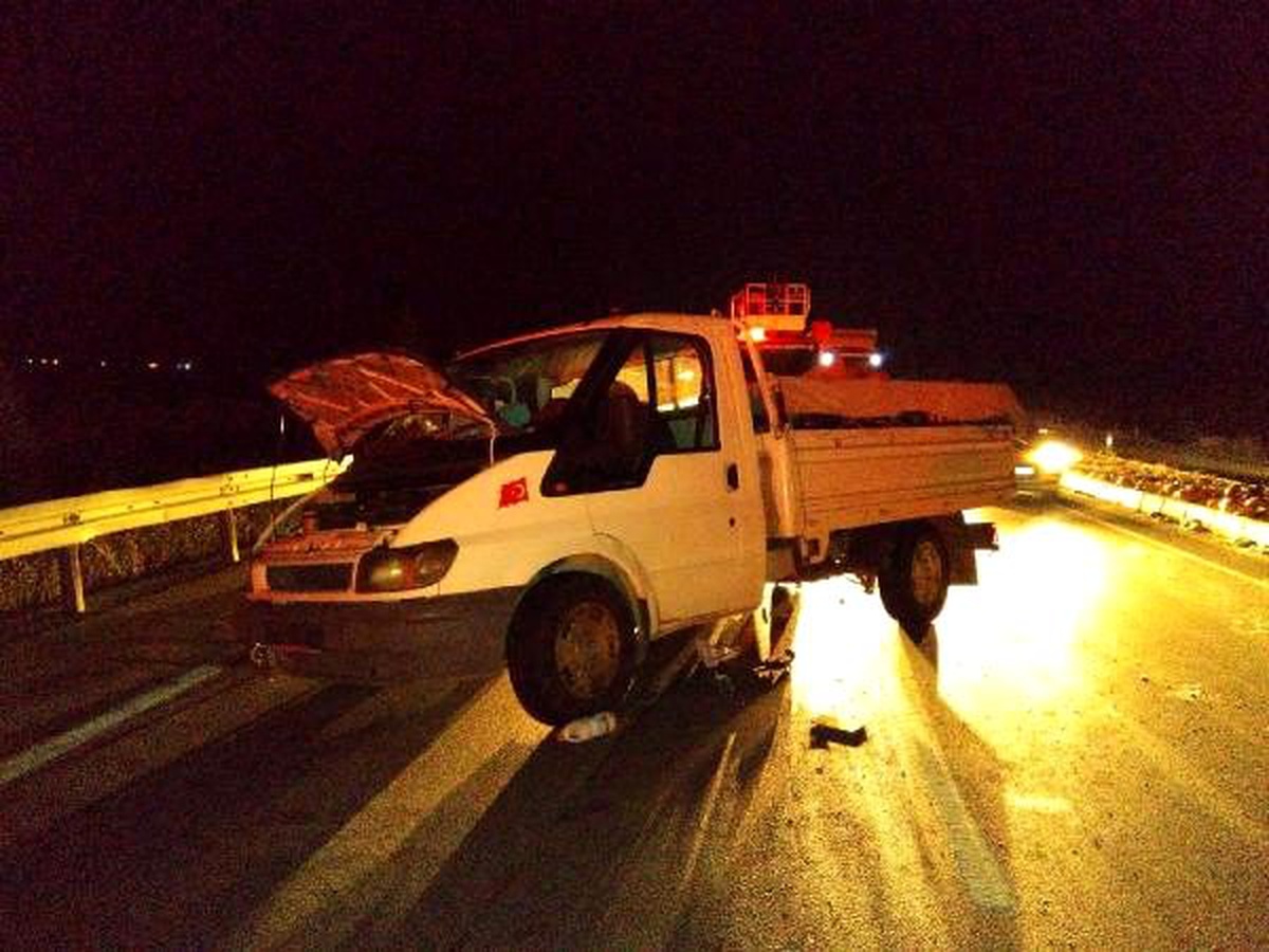 Kavun yüklü kamyonet bariyerlere çarptı: 1 yaralı