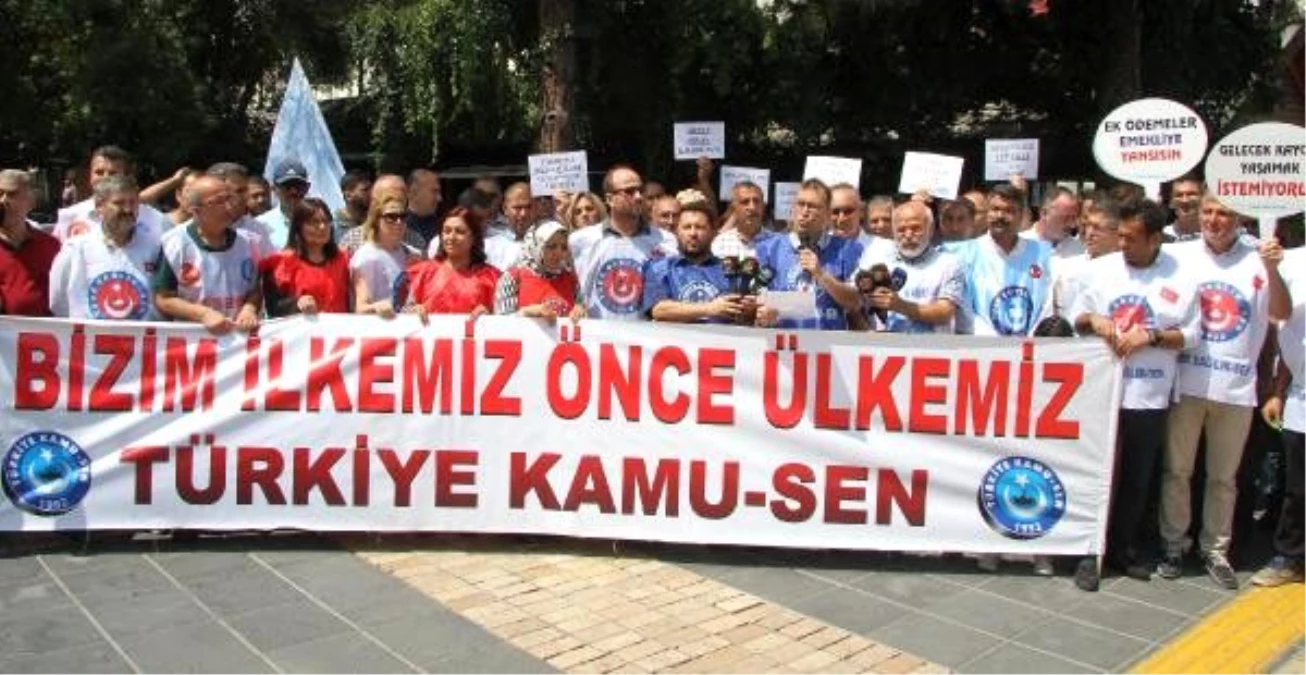Kayseri\'de Kamu-Sen üyeleri, hükümetin yeni zam teklifini protesto etti