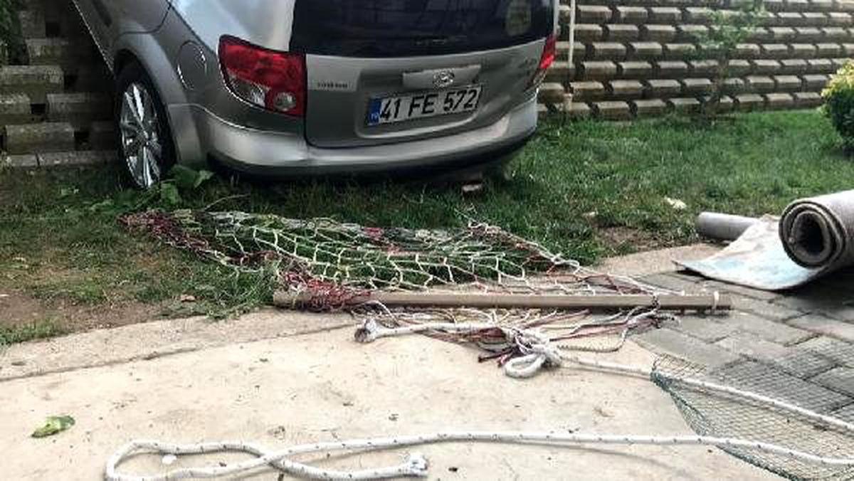 Kaza yapan otomobil hamakta yatan çocuğun üzerine düştü: 2 yaralı