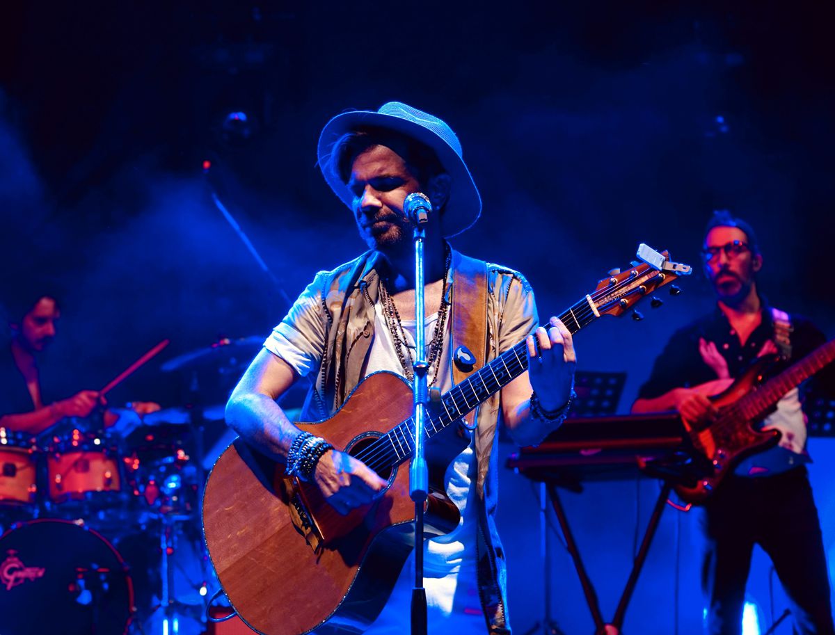 Kenan Doğulu\'dan Ege\'de rüya gibi konserler