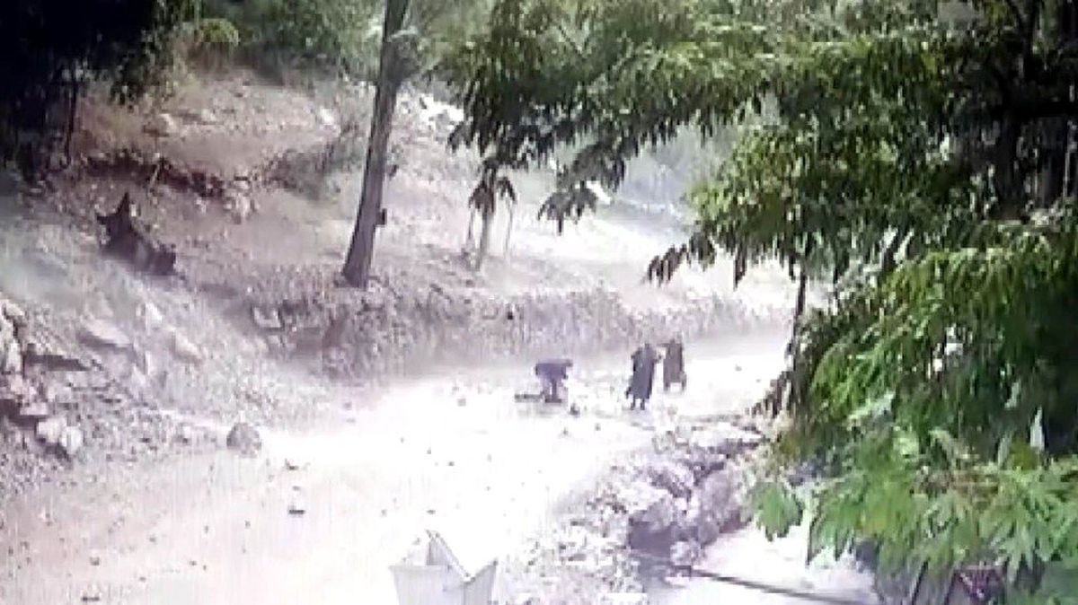 Kopan kaya parçaları gencin üzerine böyle düştü