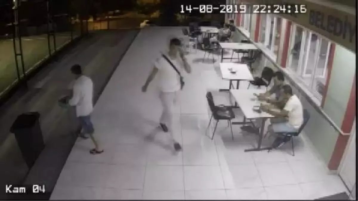 Küçükçekmece\'de halı saha\'da hırsızlık yapan şüpheli kamerada