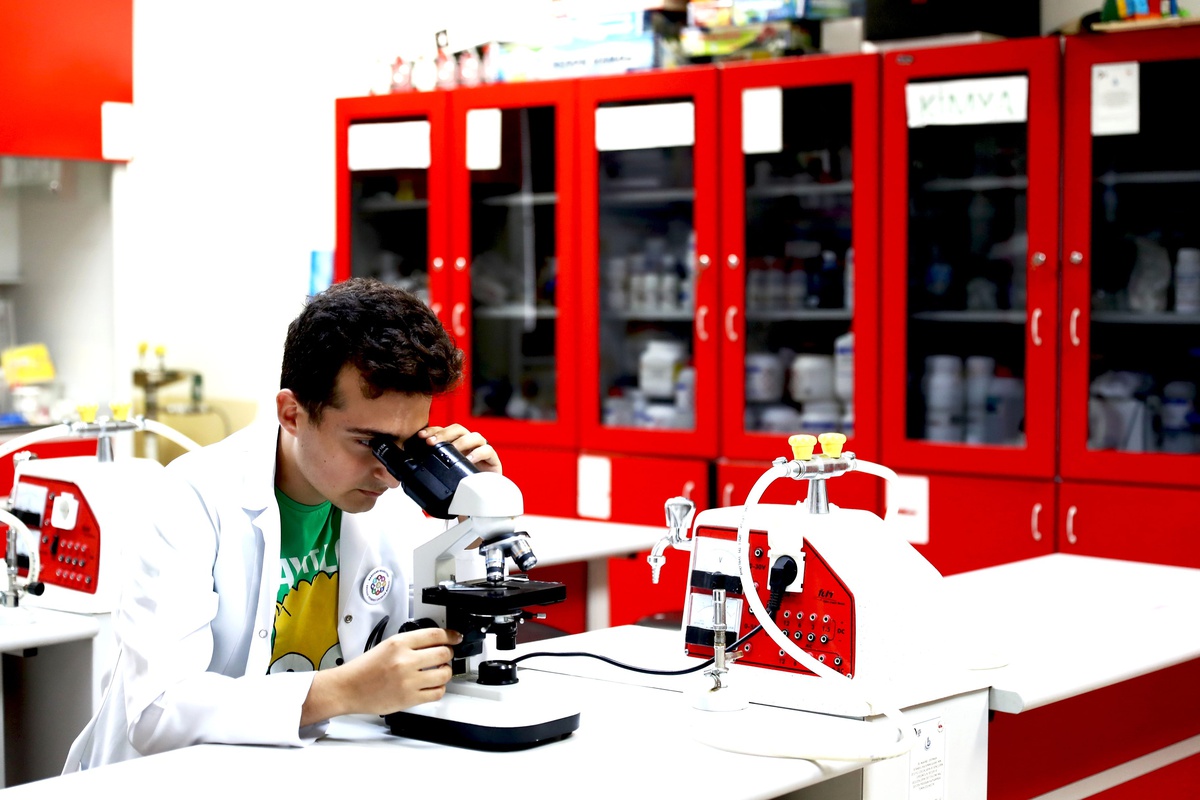 Lösemiyi yendi şimdi lösemi hastaları için doktor olacak