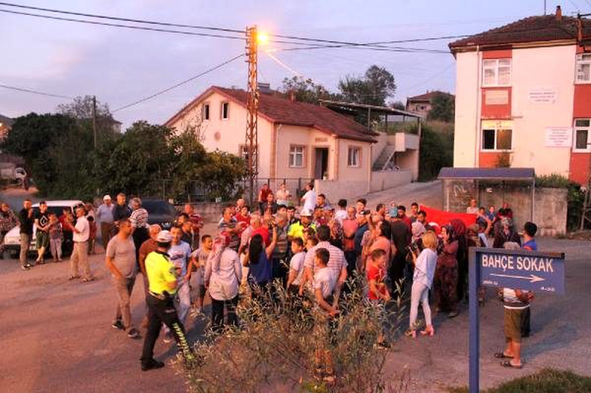 Mahalleli, TIR\'ların geçişini engellemek için eylem yaptı