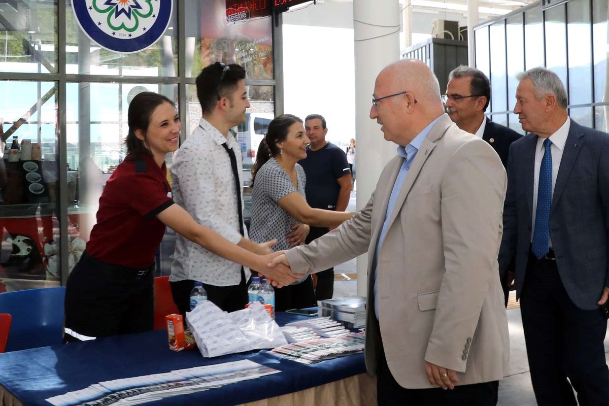 Öğrenciler, Karanfillerle karşılandı