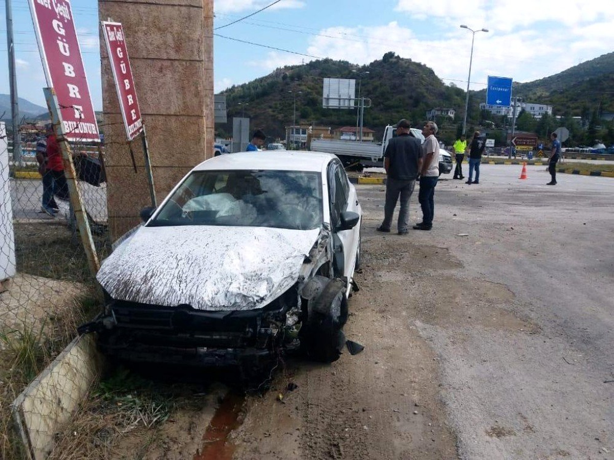 Otomobil ile kamyonet çarpıştı: 5 yaralı