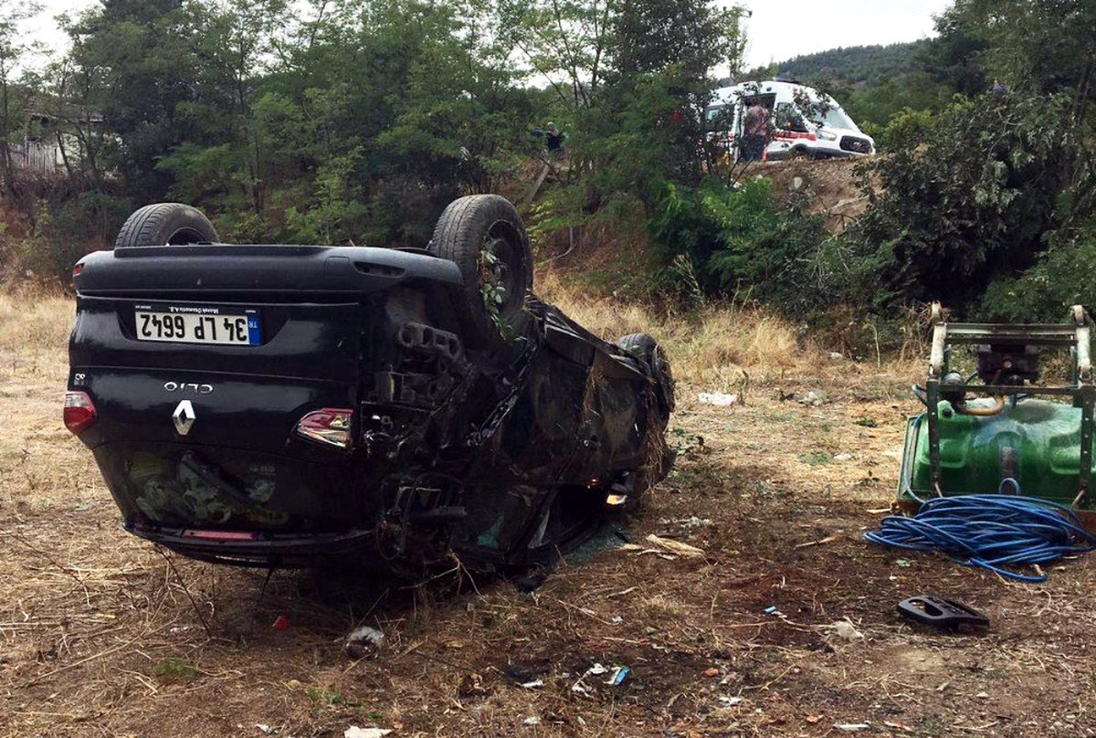 Otomobil, otobüs durağına ve yayalara çarptı: 5 yaralı