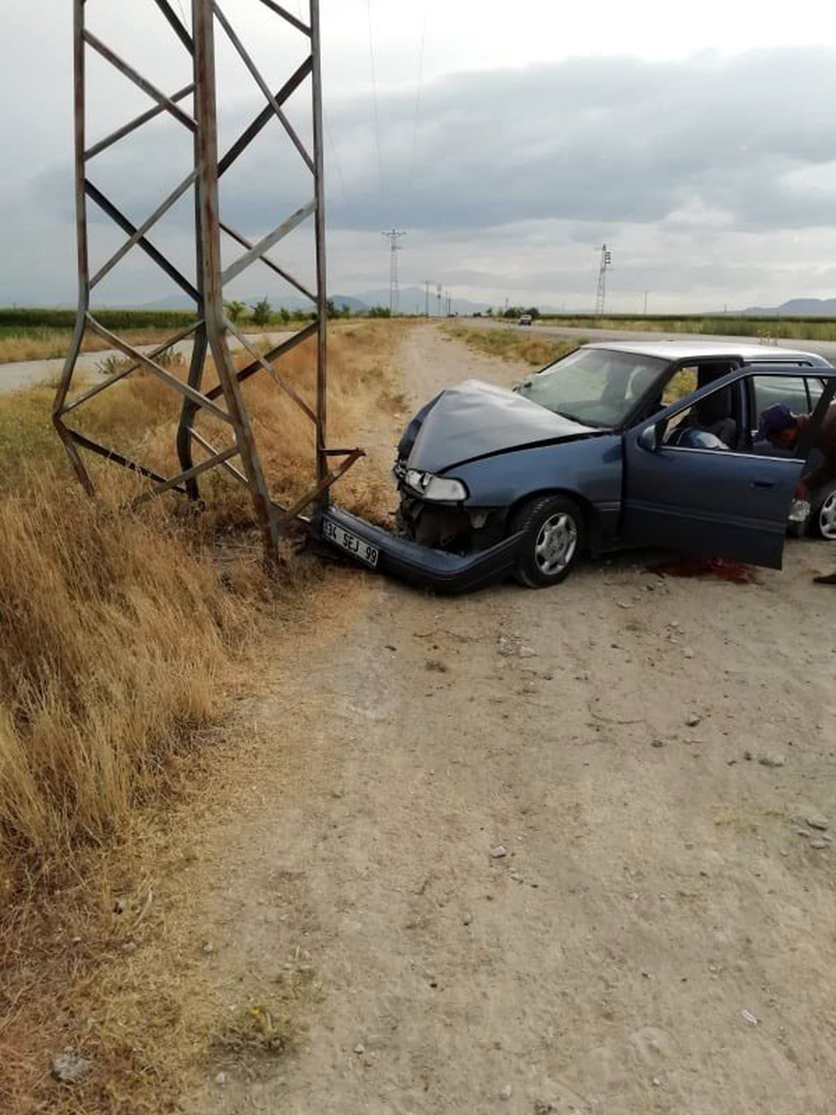 Otomobil yüksek gerilim direğine çarptı: 1 yaralı