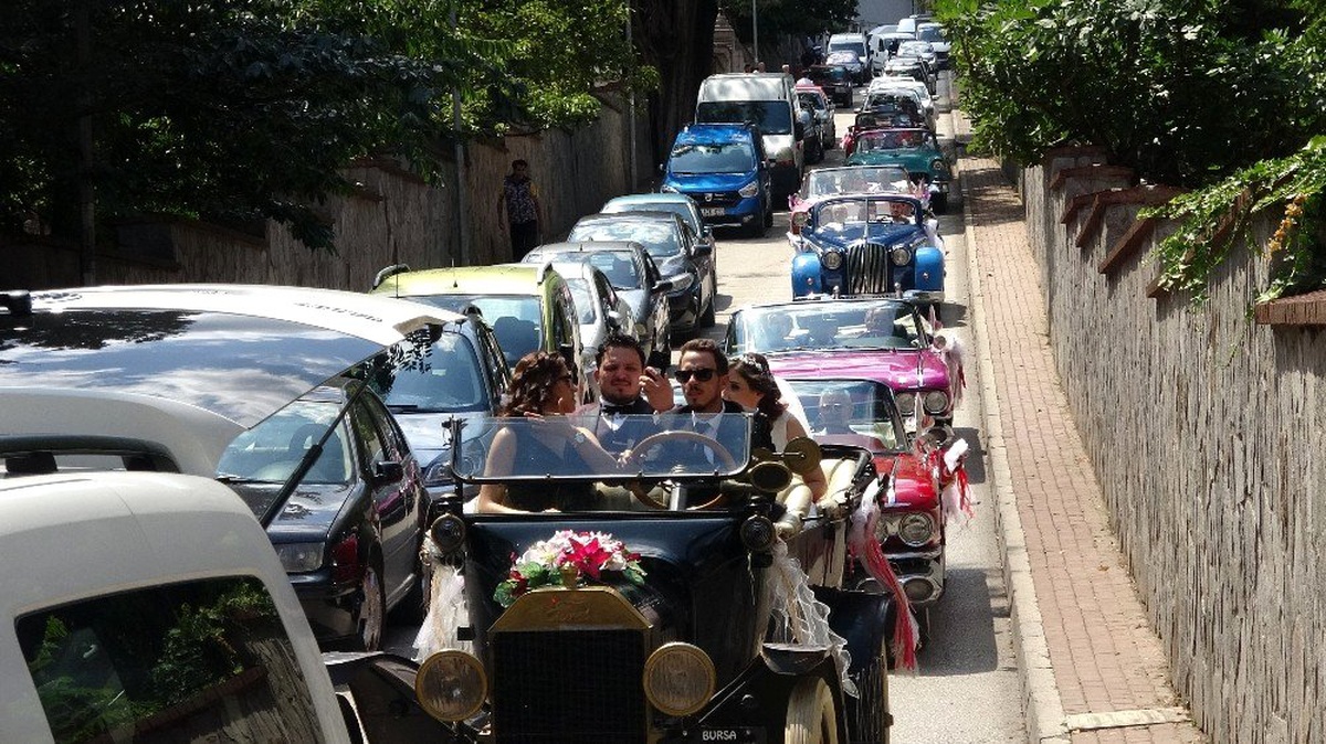 (Özel) Bu düğün konvoyu görenleri şaşkına çevirdi...1915 model gelin arabası