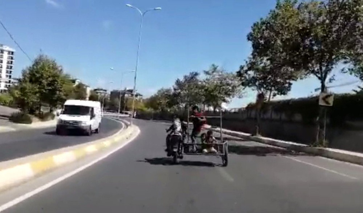 (Özel) İstanbul trafiğinde motosiklette 4 çocuk yürekleri ağza getirdi