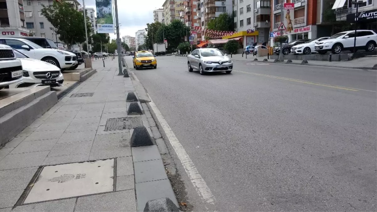 (Özel) Kadıköy\'de lüks cipin motosikletliye çarpıp kaldırıma çıktığı anlar kamerada