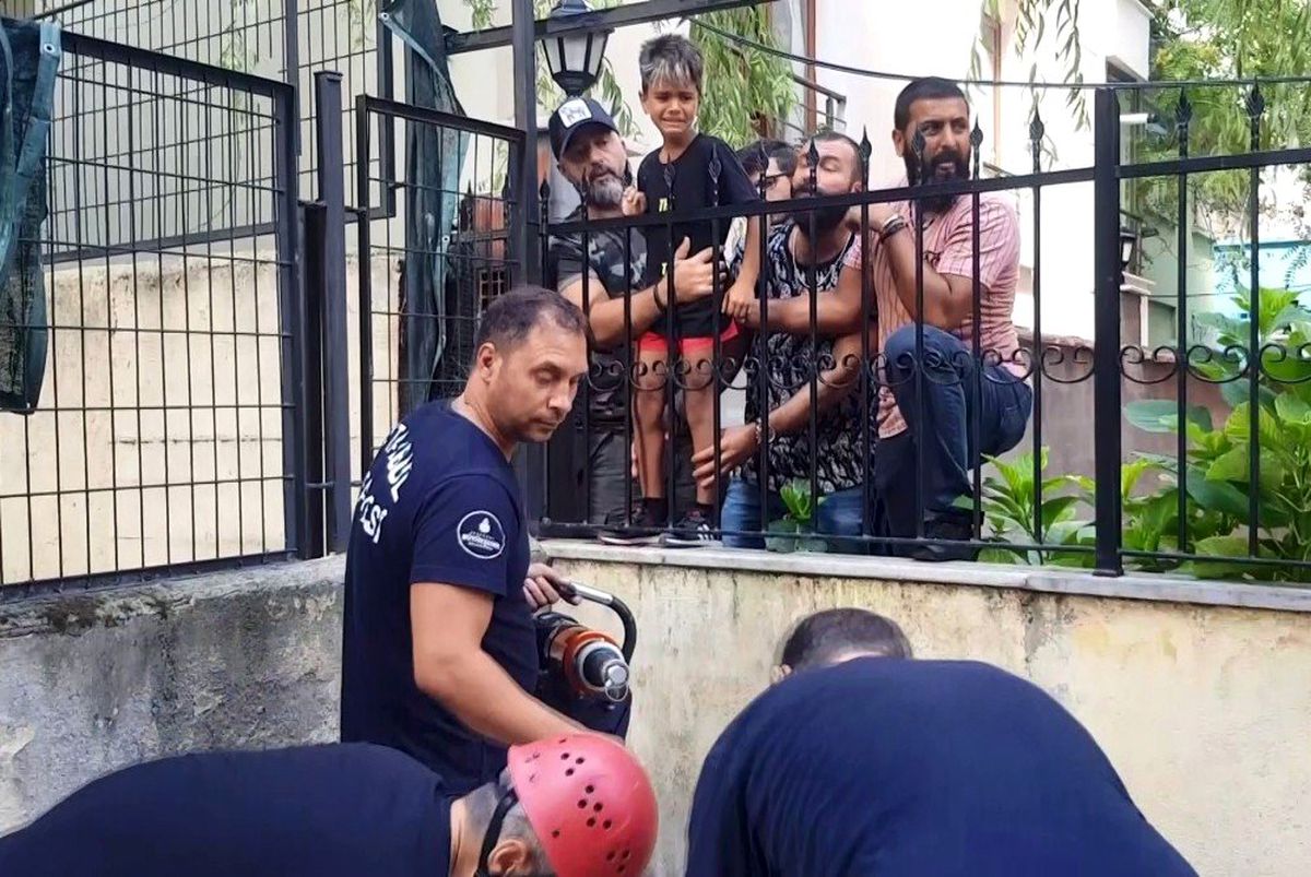 (Özel) Küçükçekmece\'de bahçede oynayan çocuğun eli demire saplandı