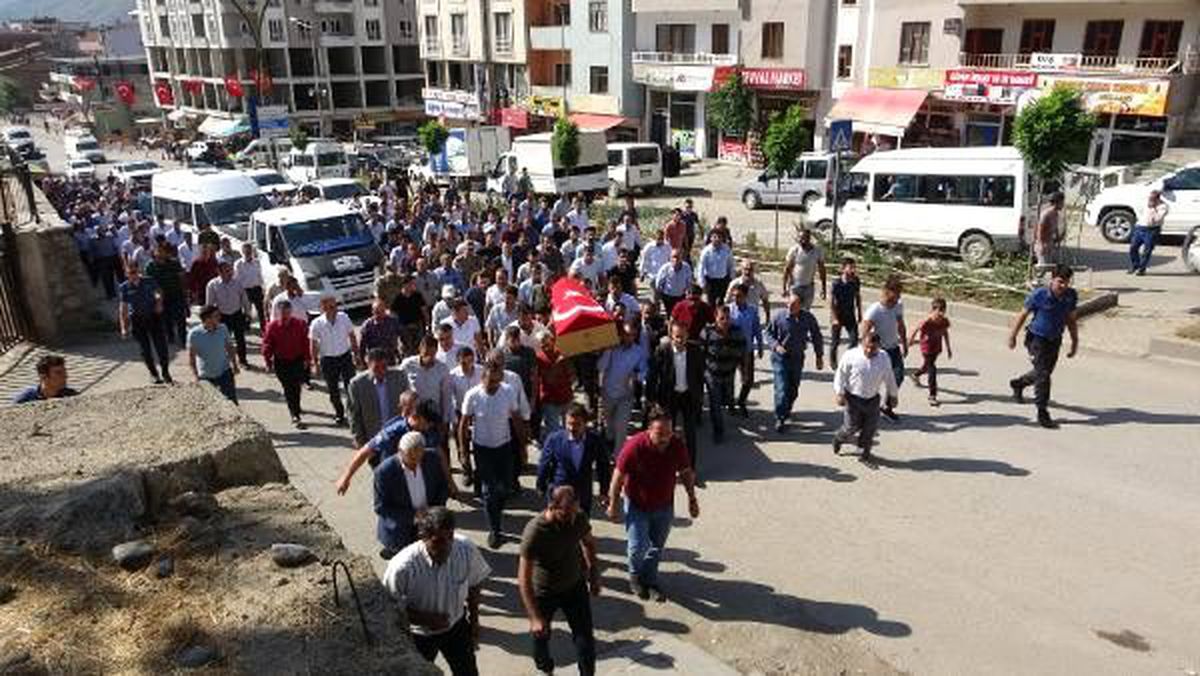 Şemdinli\'deki patlamada hayatını kaybeden Sezer Sönmez toprağa verildi