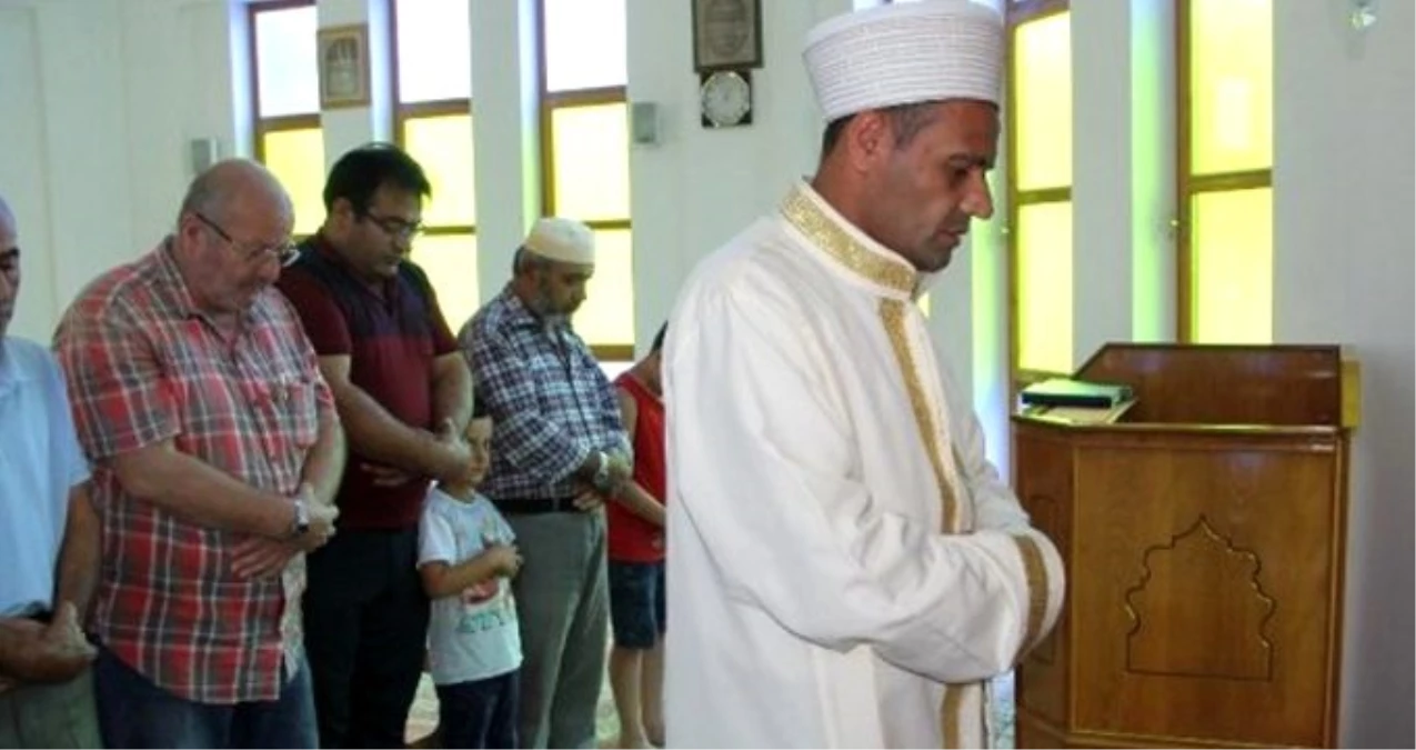 Sınır tanımayan imam, boş vakitlerinde dövüş müsabakası hakemliği yapıyor