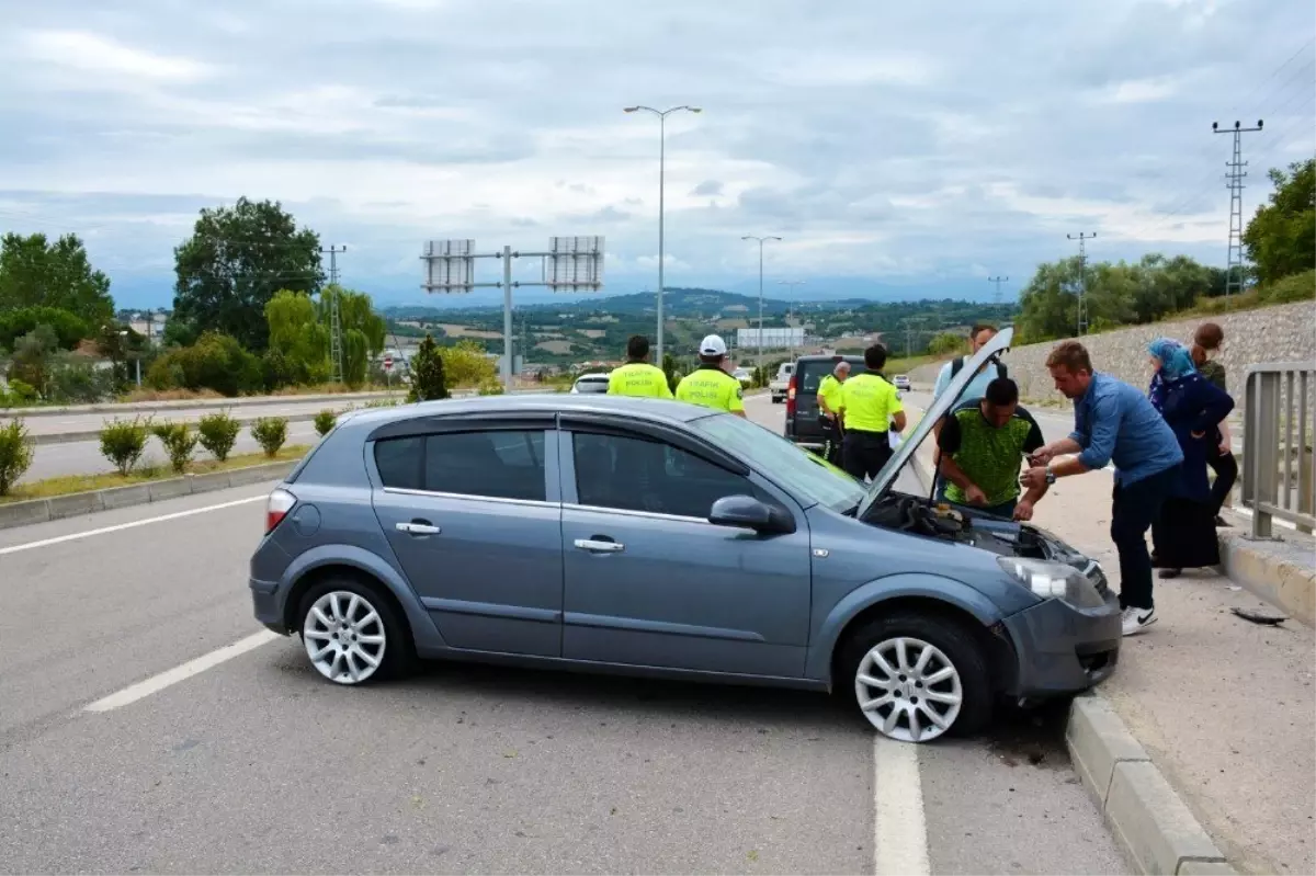 Sinop\'ta otomobil karşı şeride uçtu: 2 yaralı