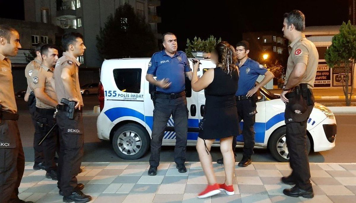 Sokaklarda bağırıp araçların önüne atlayan alkollü kadın gözaltında