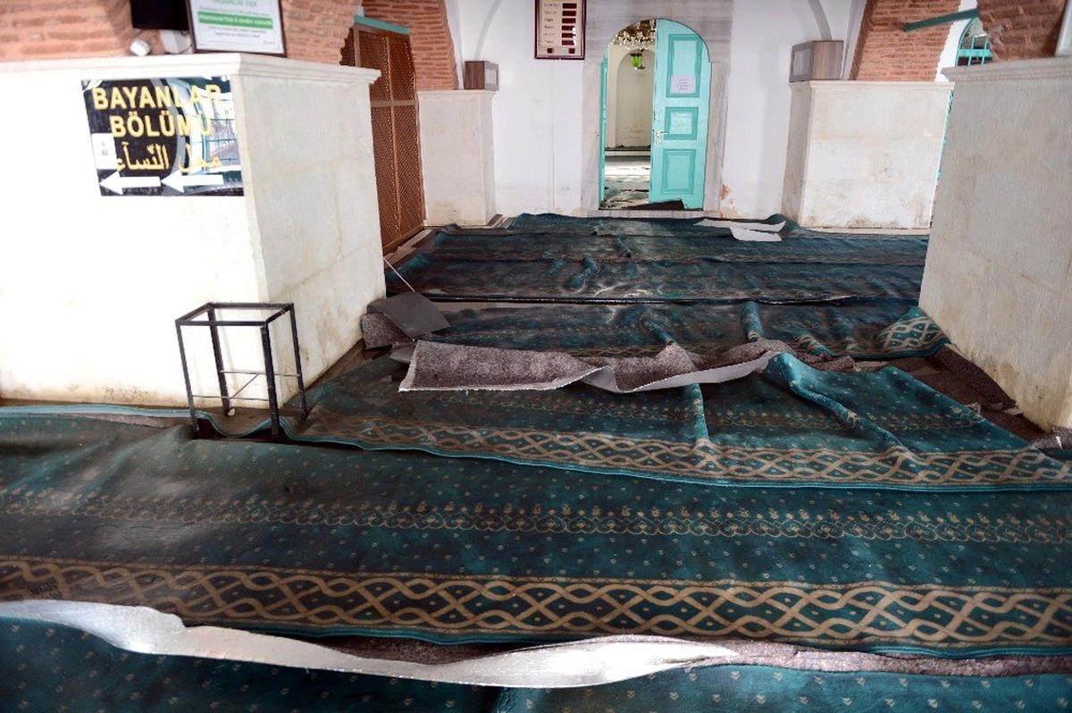 Tarihi Küçük Ayasofya Camisinde temizlik ve tadilat başladı