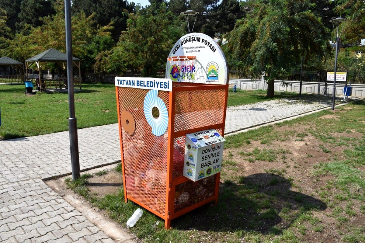 Tatvan sahiline basket potalı geri dönüşüm kutuları bırakıldı