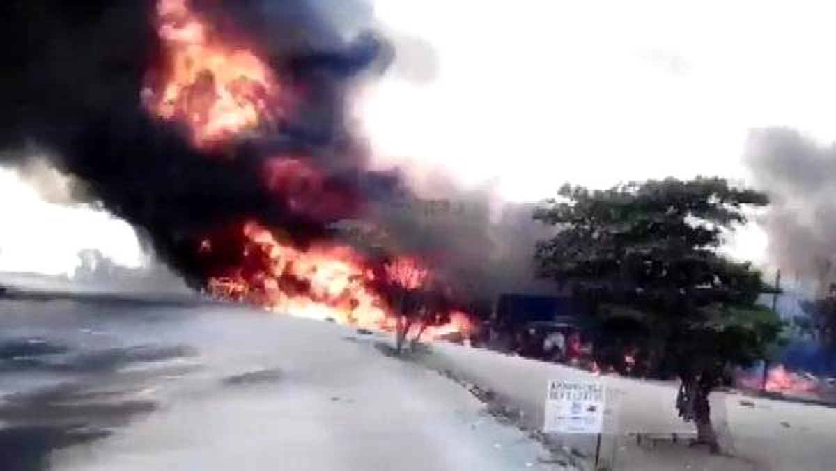 Uganda\'da petrol tankeri patladı: 10 ölü