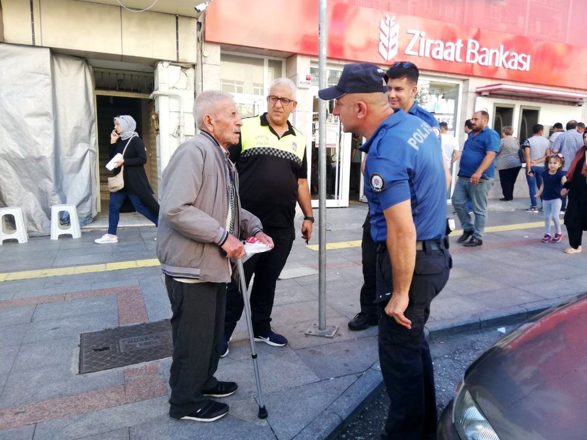 Yaşlı adam emekli maaşını çekmek için gittiği bankada büyük şok yaşadı
