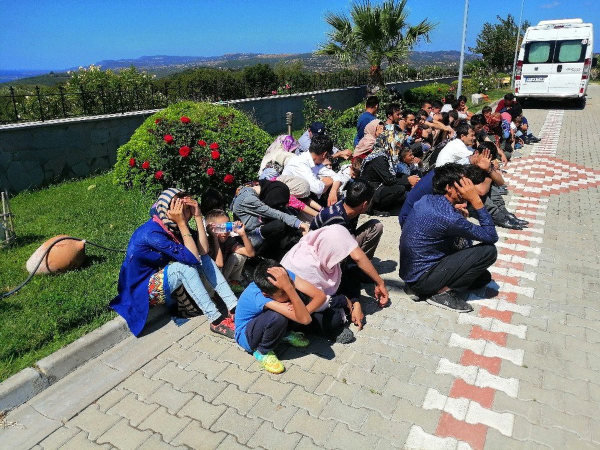 18 kişilik minibüsten 54 mülteci çıktı