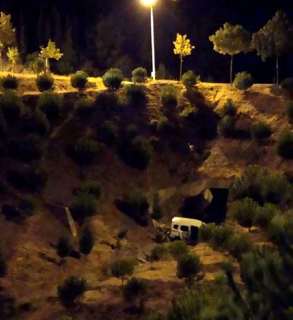 20 metrelik uçurumdan düşen aracın sürücüsü ağır yaralandı