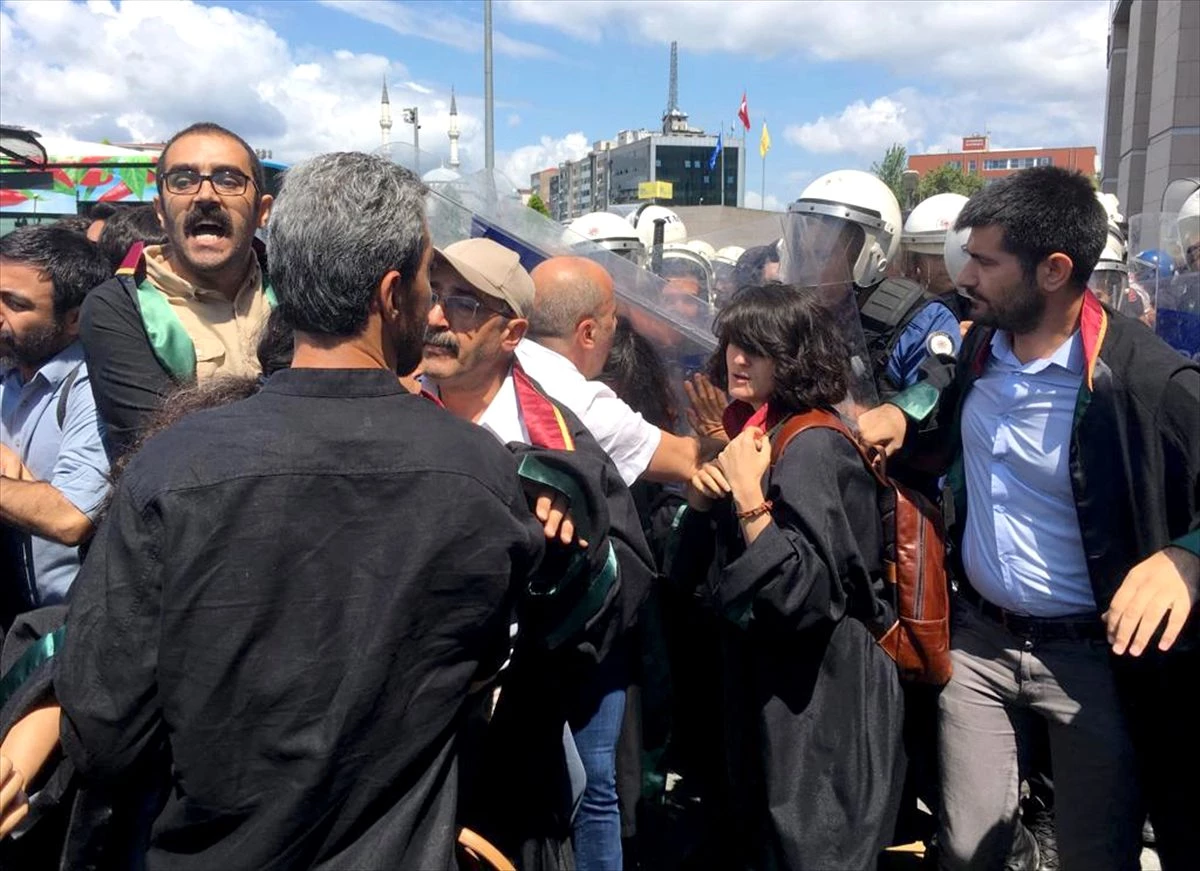İstanbul Adalet Sarayı önünde açıklama yapmak isteyen HDP\'li vekillere polis müdahale etti