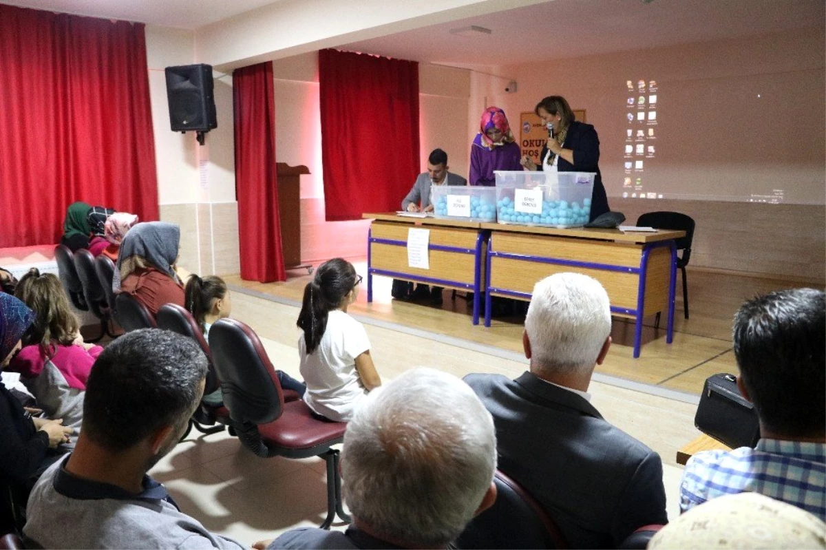 Aksaray\'da 1. sınıf öğrencilerinin öğretmeni noter huzurunda çekilişle belirlendi