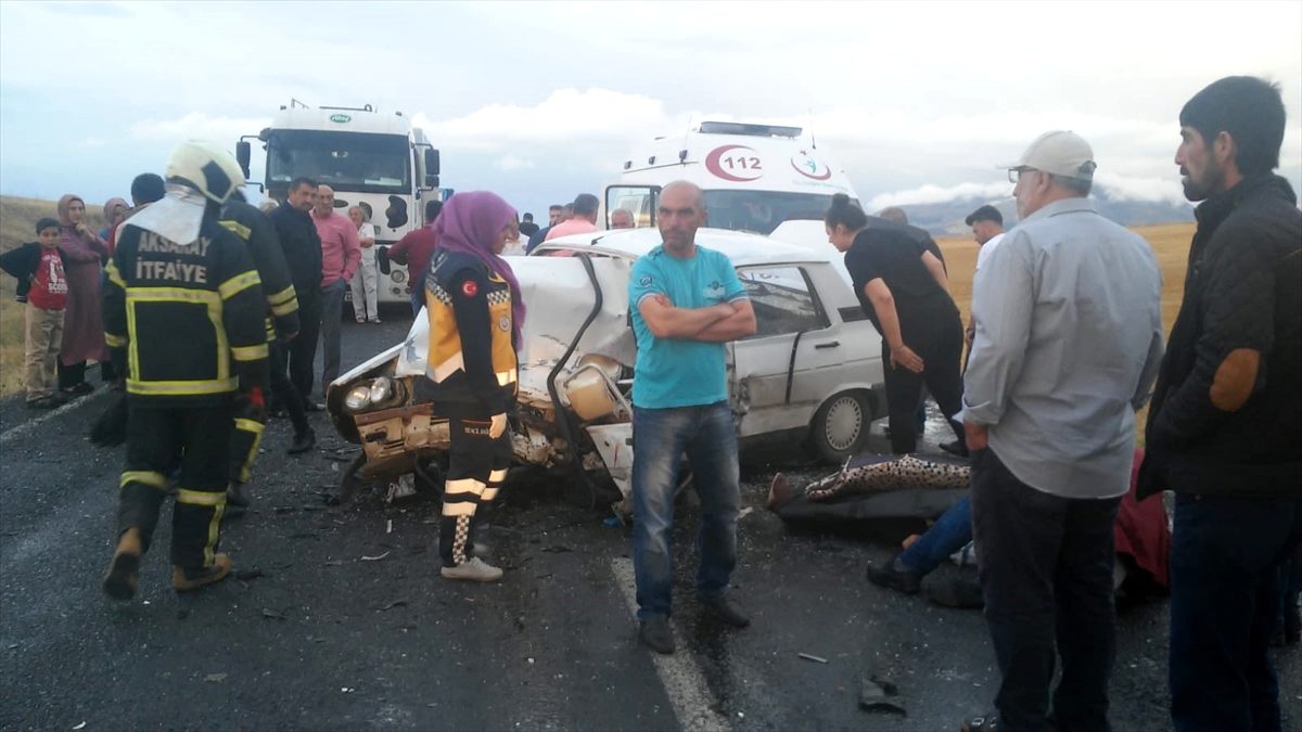 Aksaray\'da taksi ile otomobil çarpıştı: 1 ölü, 1 yaralı