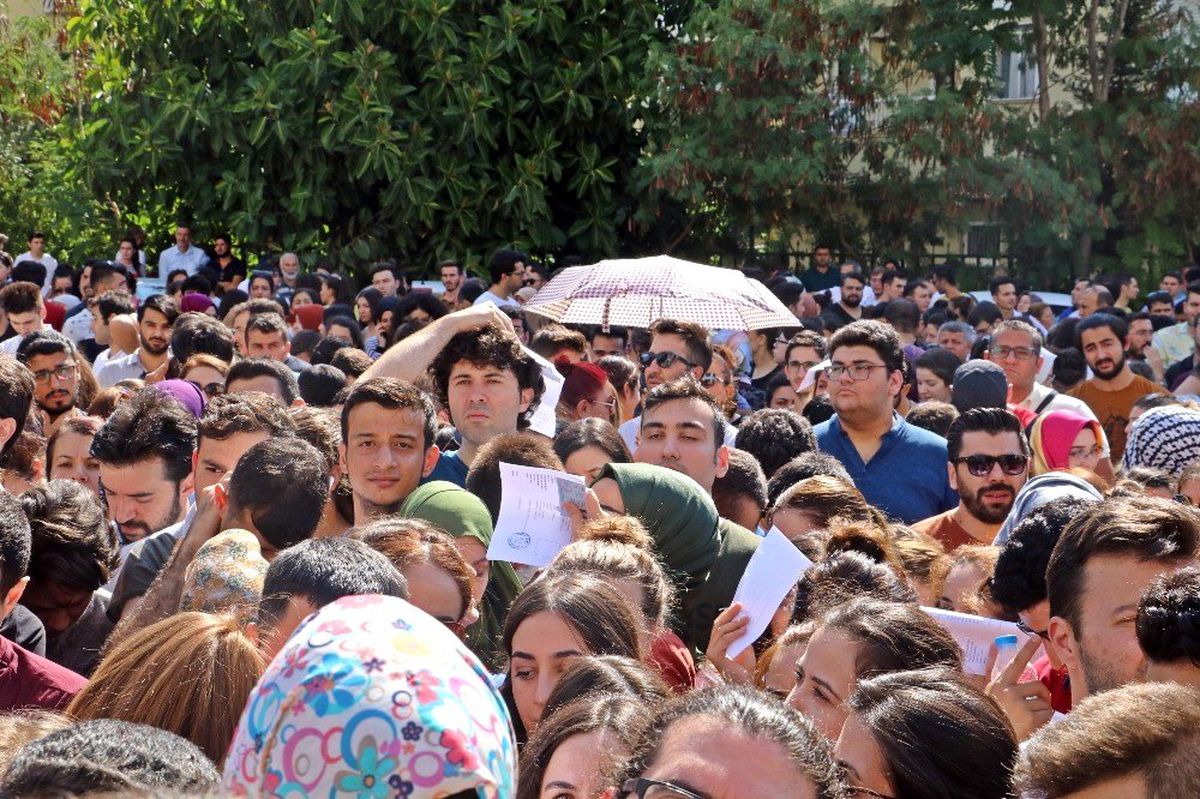 Antalya\'da katiplik kuyruğu