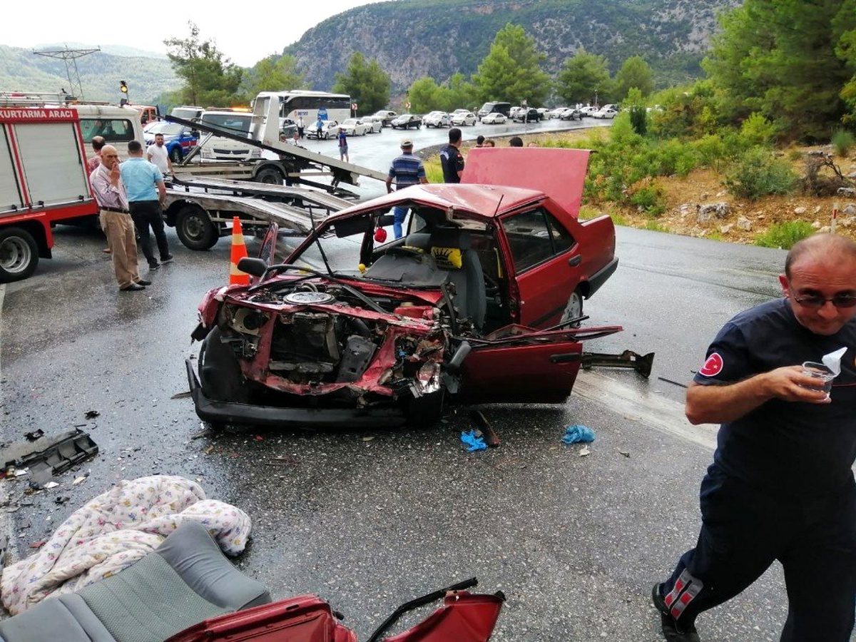 Antalya\'da yolcu otobüsü ile otomobil çarpıştı: 1\'i ağır 5 yaralı