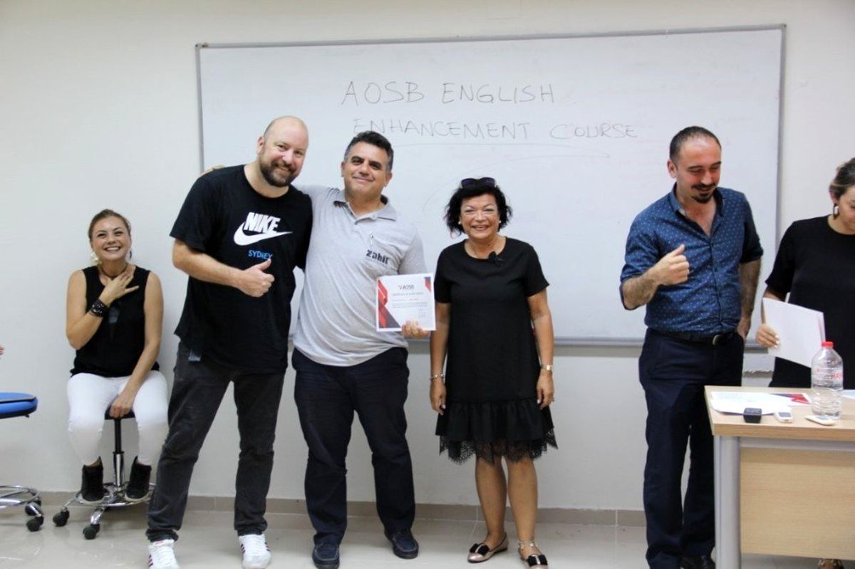 AOSB Akademi\'nin İngilizce kursiyerleri sertifikalarını aldı