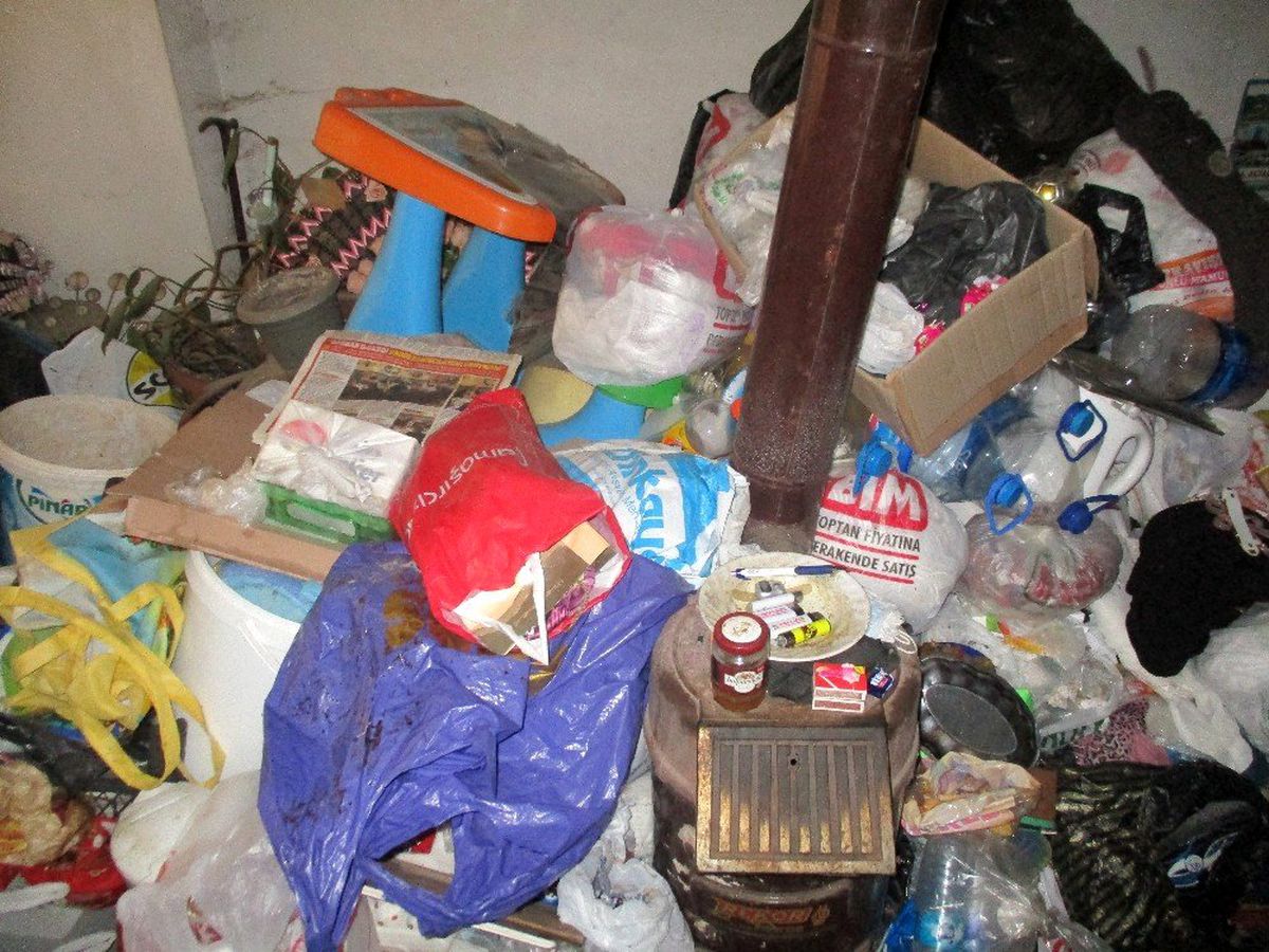 Ataşehir\'de karı kocanın yaşadığı evden tonlarca çöp çıktı