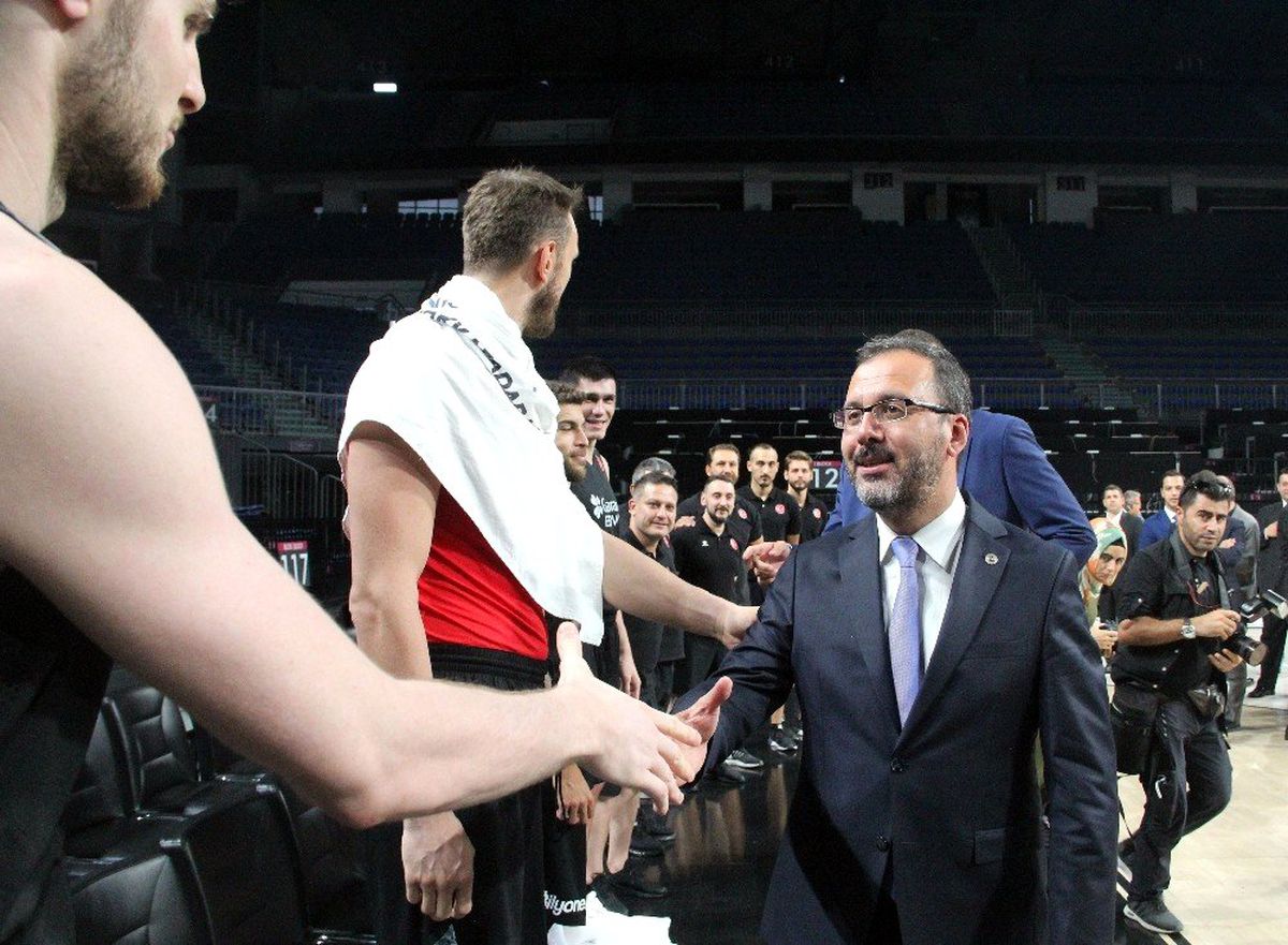Bakan Kasapoğlu\'ndan millilere ziyaret