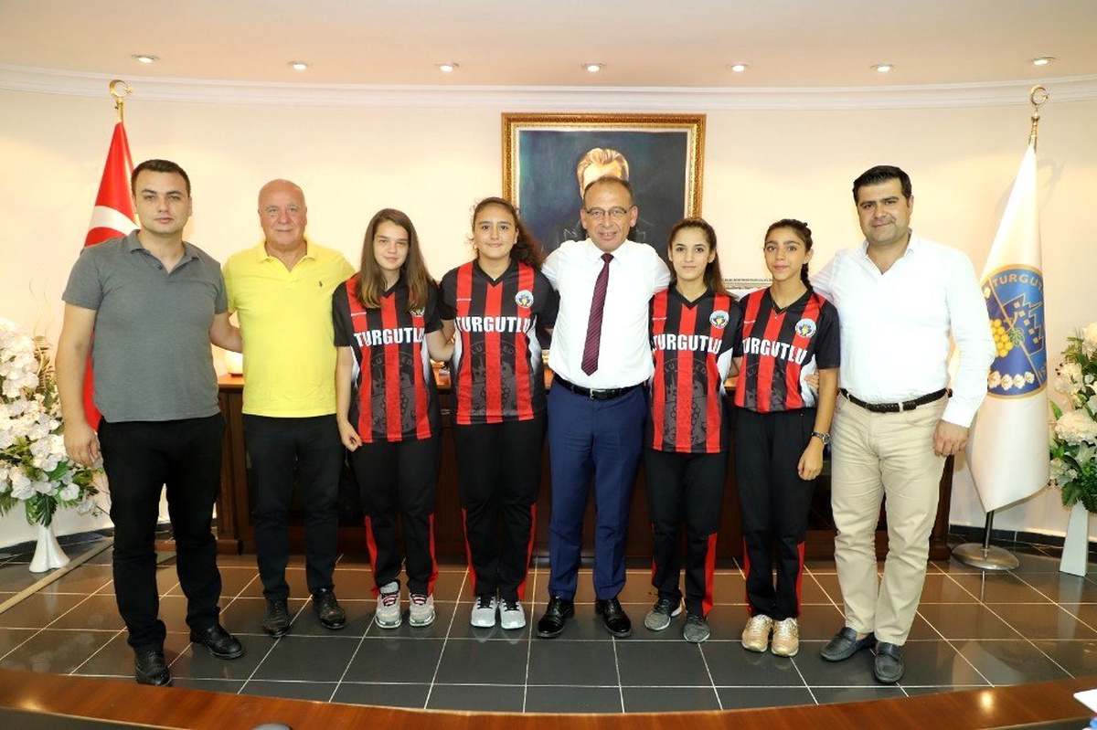 Başkan Akın milli hentbolcuları kampa uğurladı