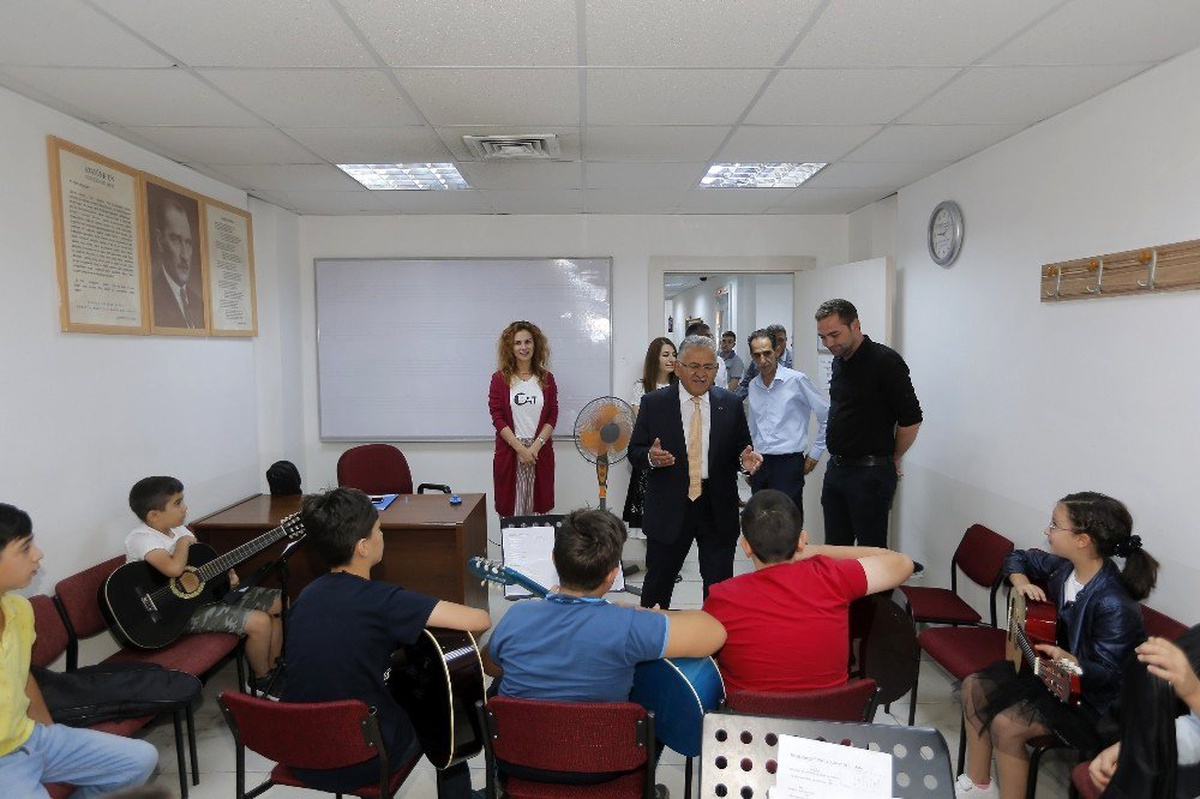 Başkan Büyükkılıç, Büyükşehir Belediyesi Konservatuvarı\'nı ziyaret ederek öğrencilerle görüştü