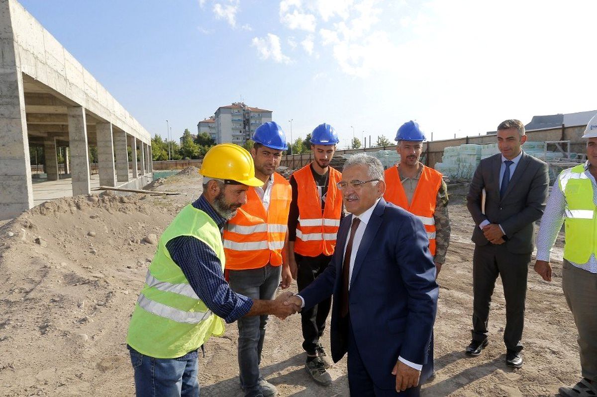 Başkan Büyükkılıç, yapımı devam eden Engelsiz Yaşam Merkezi\'nde incelemelerde bulundu