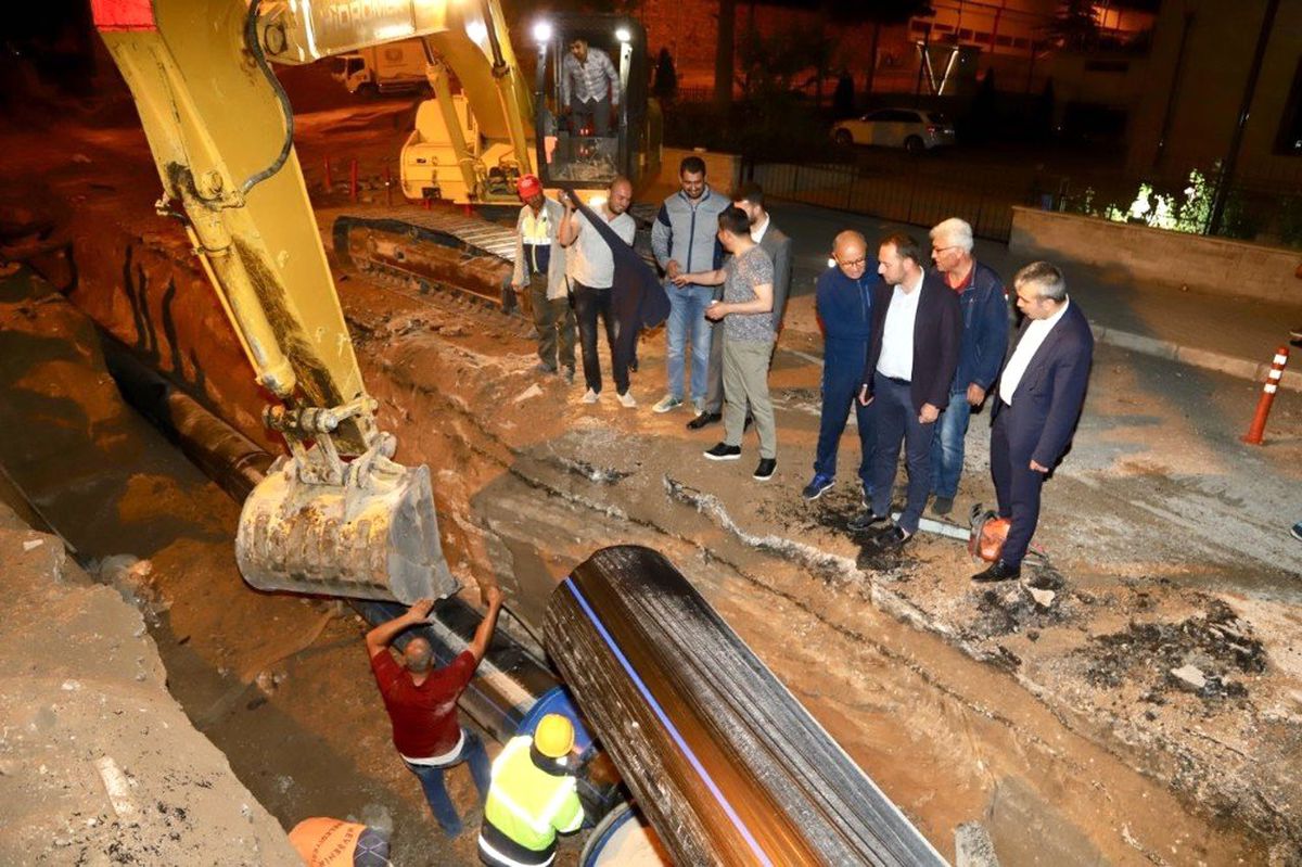 Belediye Başkanı Arı ve belediye ekipleri gece mesaisinde