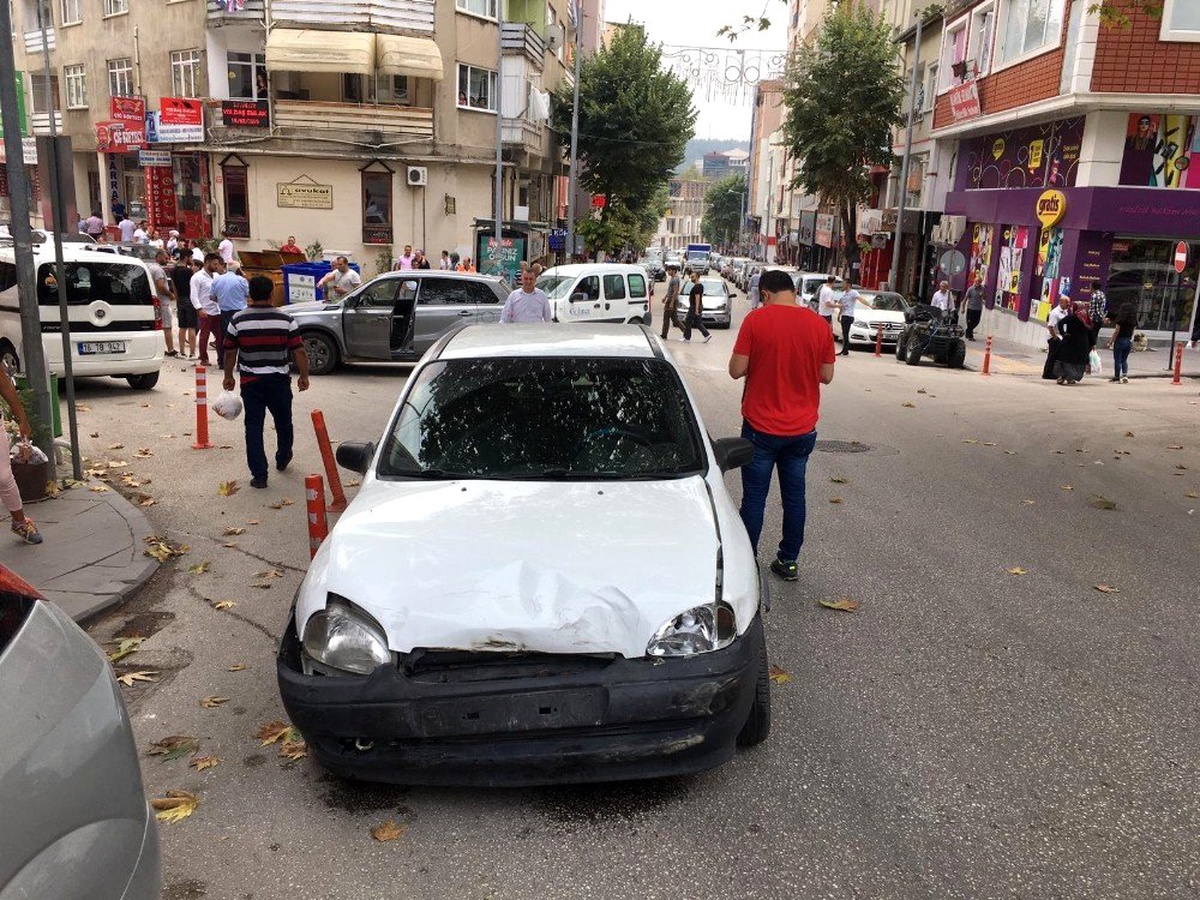 Bilecik\'te ucuz atlatılan kaza güvenlik kameralarına yansıdı