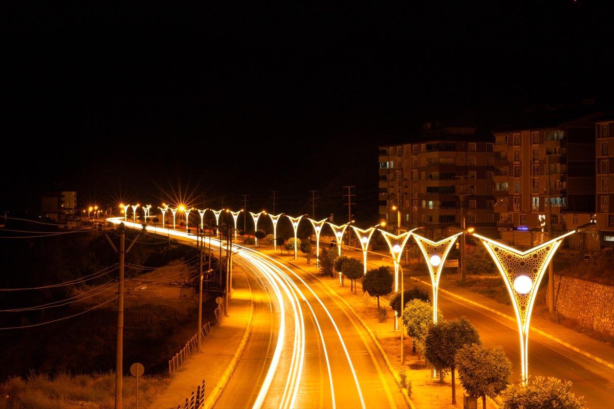 Bitlis\'e caddelere modern aydınlatma sistemi kuruldu