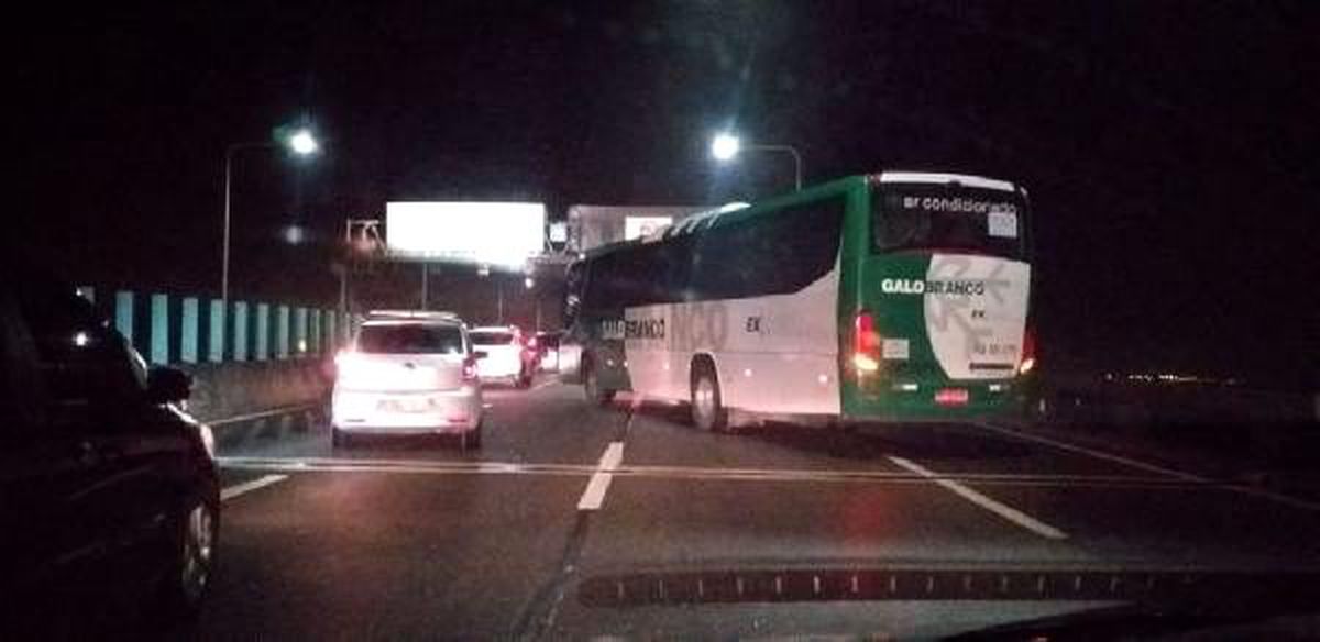 Brezilya\'da silahlı bir kişi, otobüsteki 32 yolcuyu rehin aldı