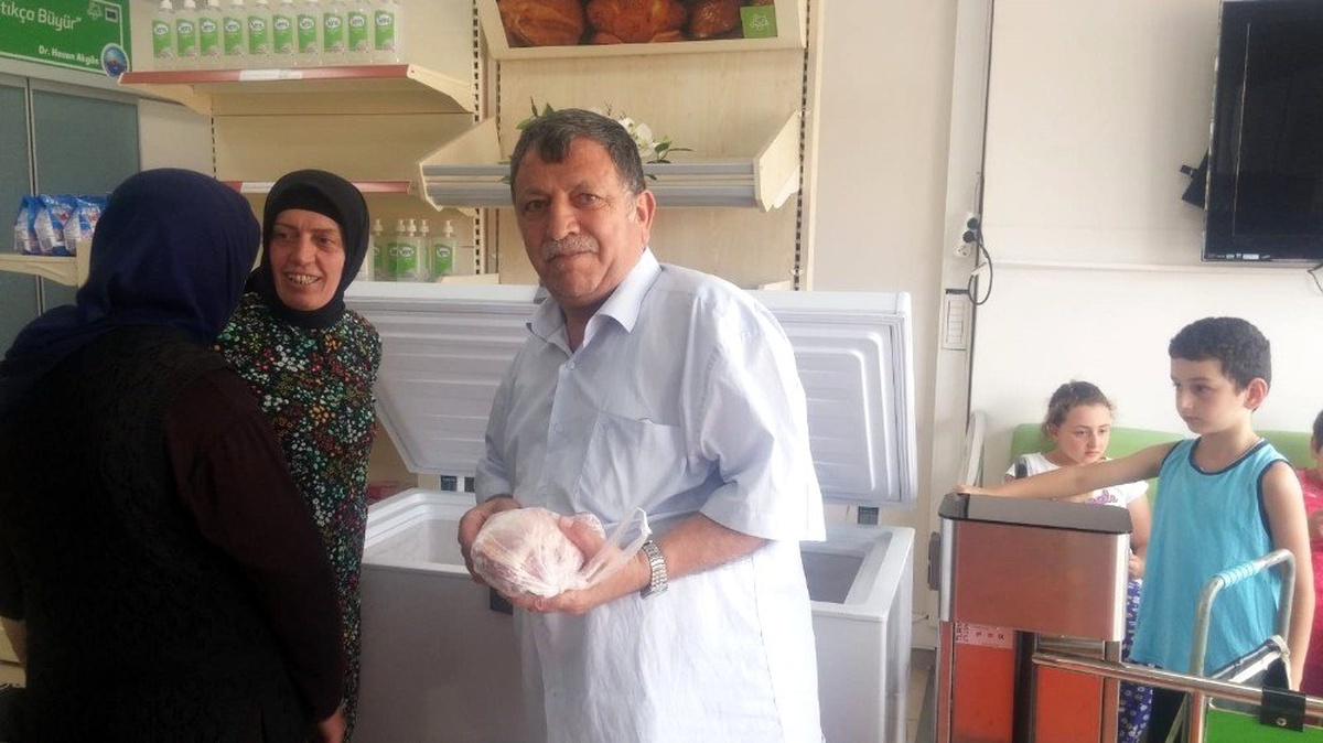Büyükçekmece Belediyesi, Kurban Bayramı\'nda 300 ailenin yüzünü güldürdü