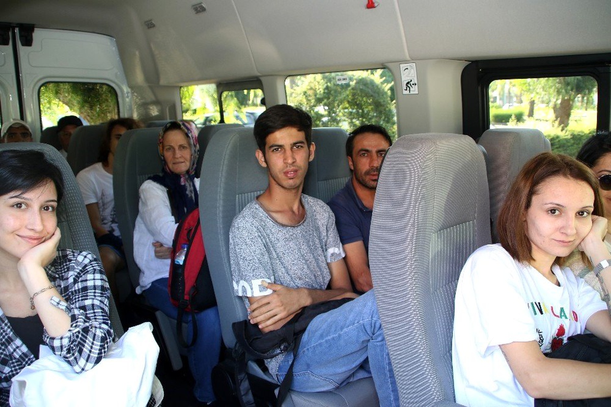 Büyükşehir Belediyesi üniversite öğrencilerini karşılıyor, rehberlik yapıyor