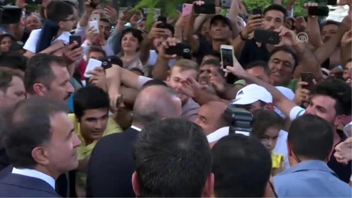 Cumhurbaşkanı Erdoğan, Sultanahmet\'te vatandaşlarla selamlaştı