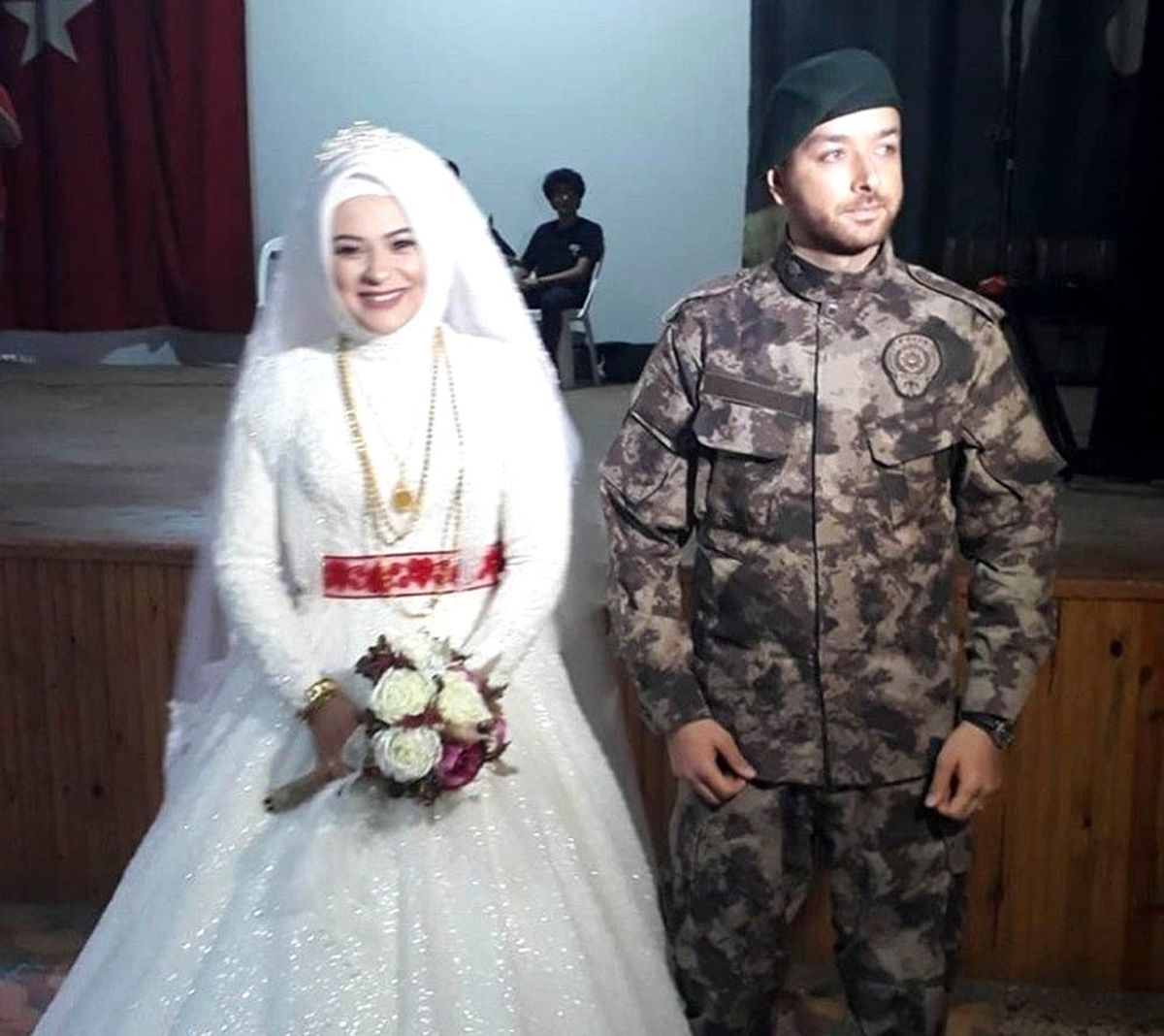 Damatlık elbise yerine özel harekat kıyafeti giydi