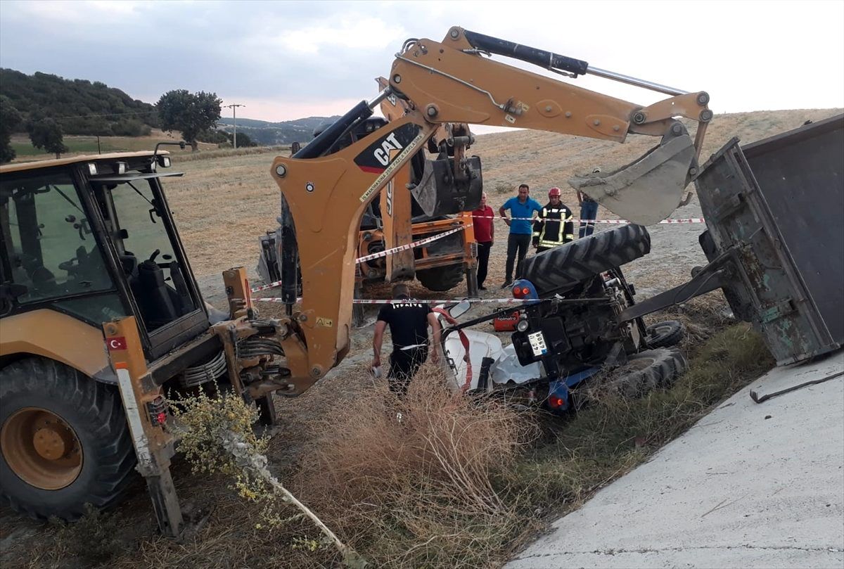 Devrilen traktörün altında kalan sürücü hayatını kaybetti